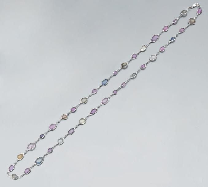 COLLIER articulé en or gris serti de saphirs de couleur de forme fantaisi