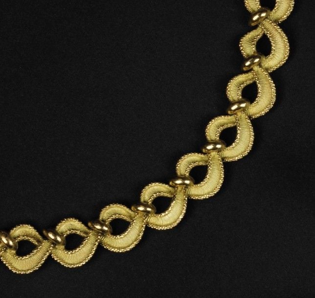 COLLIER articulé en or jaune 18K (750°/00) amati et ciselé à maillons noué