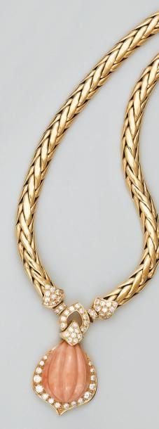 COLLIER articulé en or jaune composé de maille palmier retenant un pendentif en or jaune serti de diamants et d'un important corail sculpt