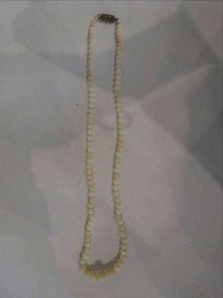 COLLIER AUX PERLES DE CORAIL BLANC EN CHUTE Chine Epoque XXe siècle Fermoir tubulaire à vis en métal argent