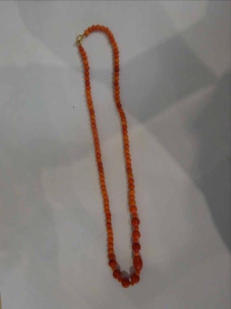 COLLIER AUX PERLES DE CORAIL ORANGE ET DE CORAIL ROUGE Chine Epoque XXe siècle Perle centrale de section oblongue fermoir métal dor
