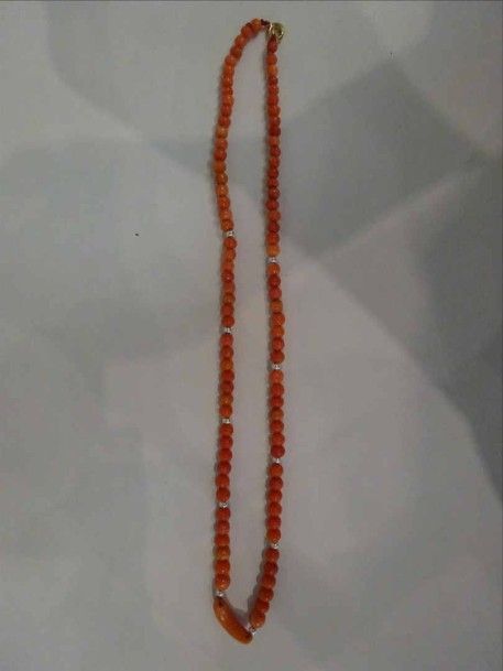 COLLIER AUX PERLES DE CORAIL ROUGE ET PETITES PERLES GRISES Chine Epoque XXe siècle Fermoir en métal dor