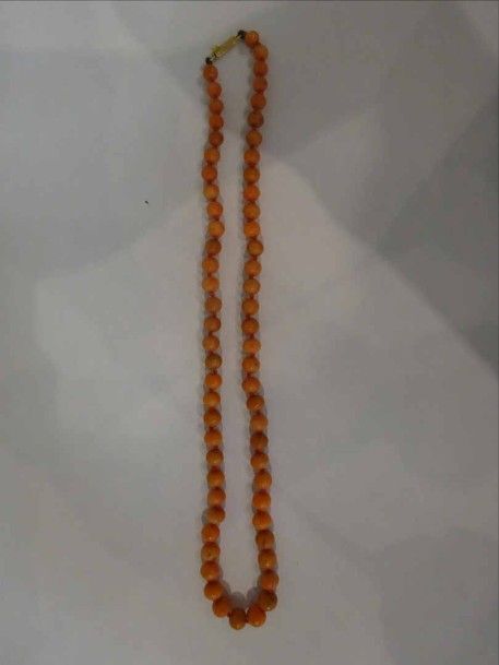 COLLIER AUX PERLES DE CORAIL ROUGE ORANGE Chine Epoque XXe siècle Fermoir en métal dor