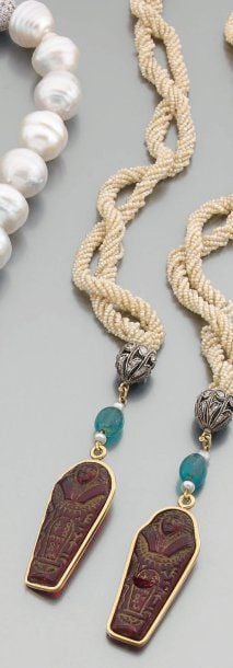 COLLIER « bayadère » torsadé en perles fines terminé par des motifs articulés en or et argent serti de diamants taillés en rose, pierres fines (égrisures), perles, et pâte de verre rouge sculpté et ciselée à motifs de pharaons (cassures