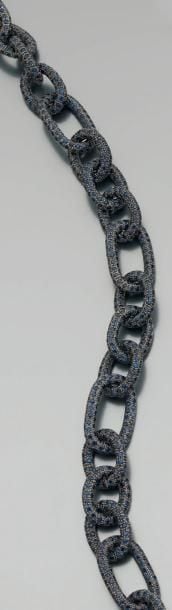 COLLIER « chaîne » en or gris entièrement serti de saphirs ronds, à maillons de forme oval