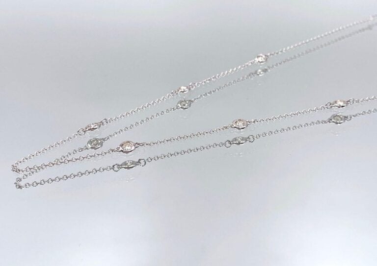 •COLLIER chaînette en or gris (585‰) 14 carats, serti de six diamants taille brillant en serti clo