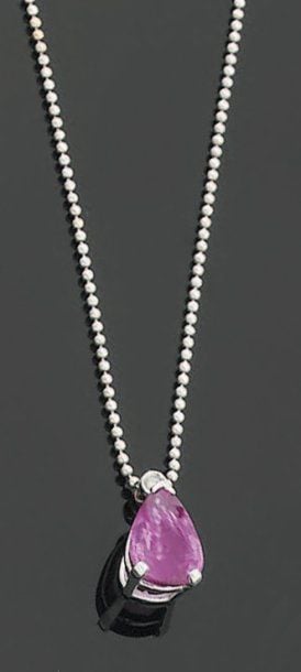 COLLIER chaînette en or gris retenant un PENDENTIF serti d'un saphir rose de forme poire surmonté d'un diamant de taille brillant en serti clo
