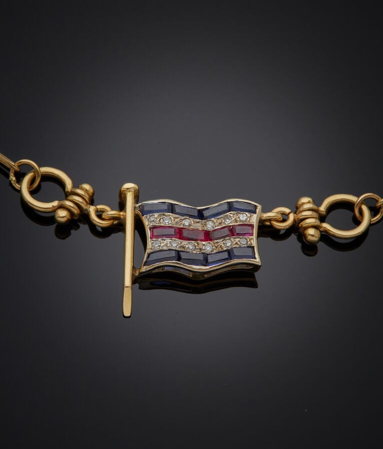 COLLIER chaînette en or jaune (750‰) retenant un pavillon serti de saphirs, rub…