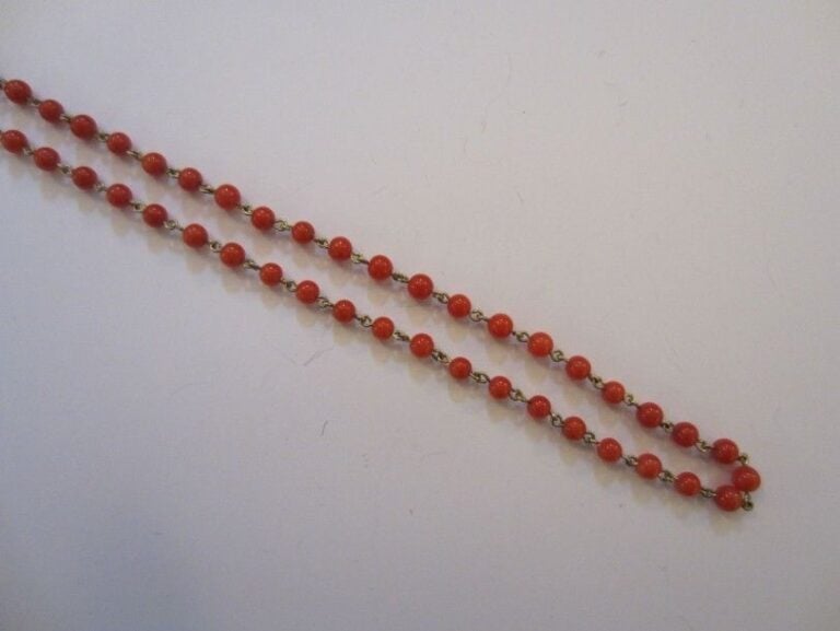 COLLIER chaînette en or jaune ponctué de petites perles de corai
