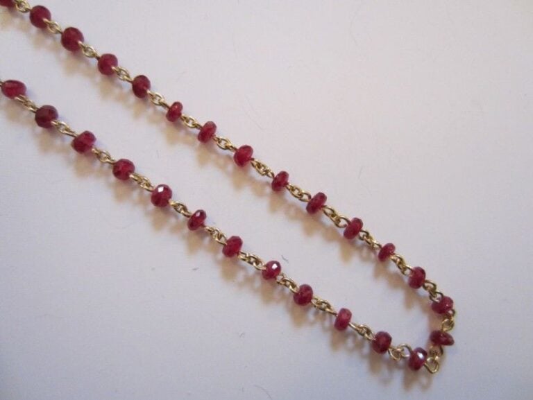 COLLIER CHAINETTE en or jaune ponctué de petits rubis facetté