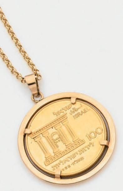 COLLIER chaînette retenant en PENDENTIF une pièce en or jaune de 100 Lires israélienne