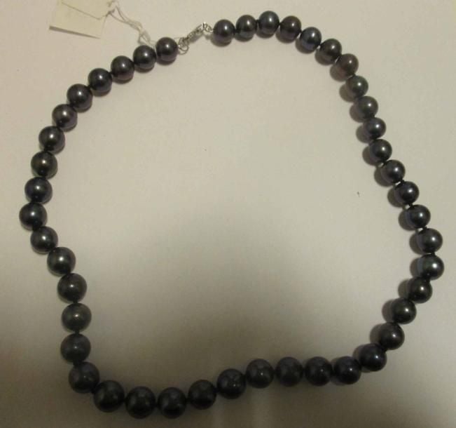 Collier choker composé de perles d'eau douce teintées noir à reflets irisé