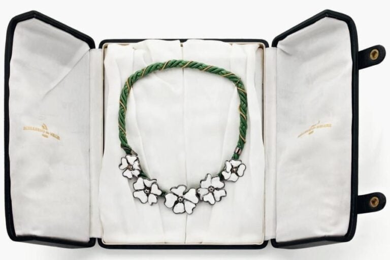 COLLIER «cinq fleurs» en argent émaillé blanc (restaurations, chocs