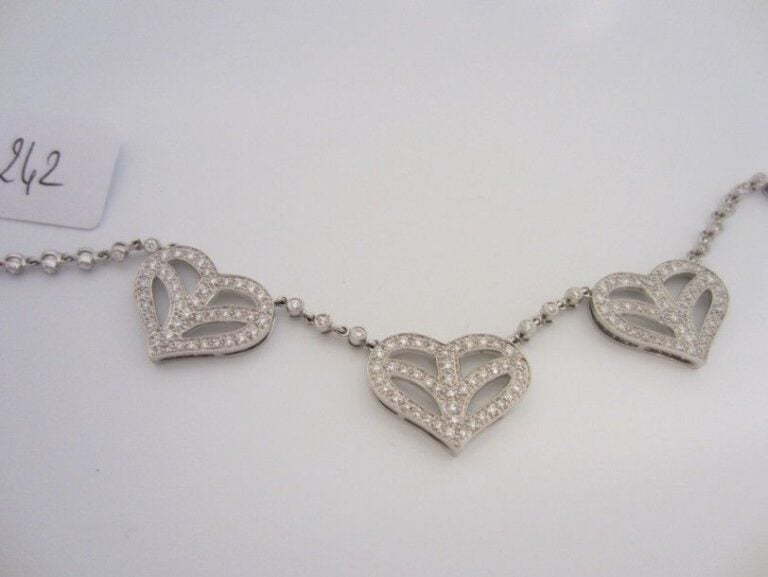 COLLIER «coeurs» en or gris (750 millièmes) ajouré serti de diamants taille brillan