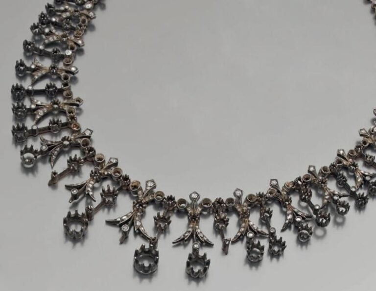 COLLIER « collerette » en or et argent ciselé serti de diamants 8/8 dont une partie importante est desserti