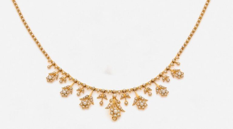 COLLIER «collerette» en or jaune (585 millièmes) 14 carats à motifs de fleurettes, en chute, entièrement orné de petites perles blanche