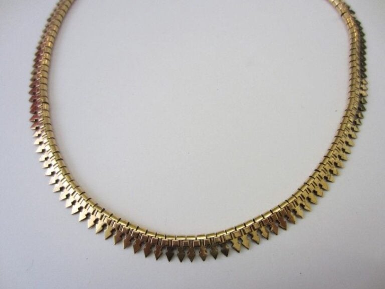COLLIER «collerette» en or jaune (750 millièmes) articulé ajouré à motifs de flèche