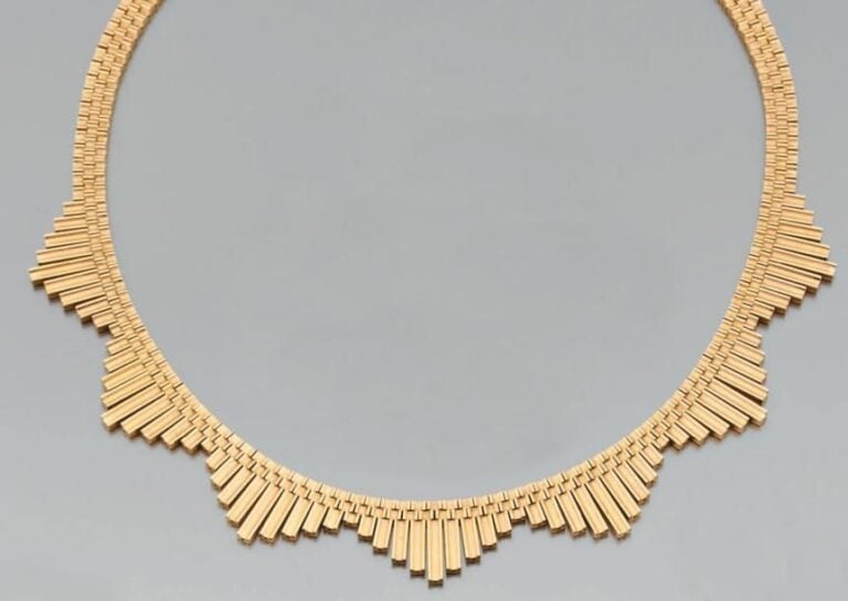 COLLIER «collerette» en or jaune articulé à motifs pyramidaux composés de barrettes incurvée