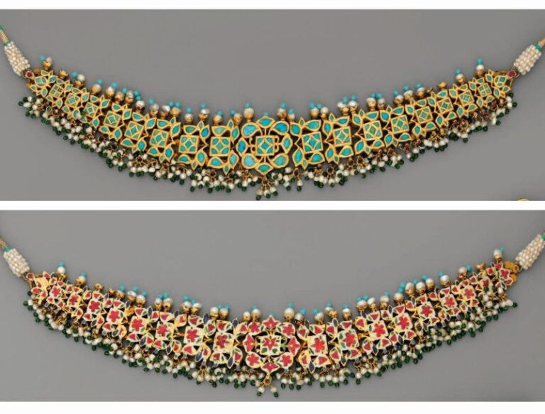 COLLIER Collier articulé à cordelette dorée, composé de dix-neuf plaques serties de turquoises d'une part, décoré de motifs floraux émaillés à fond blanc de l'autre et bordé de petites perle