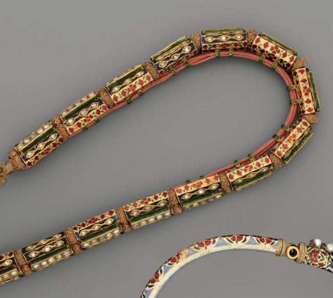 COLLIER Collier composé de quatorze éléments à pans coupés, émaillés et sertis de lignes de diamants, réunis par de doubles anneau