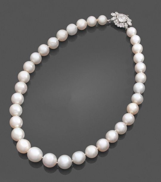 •COLLIER composé d'un rang de 34 perles de culture blanches des Mers du Sud, en chut