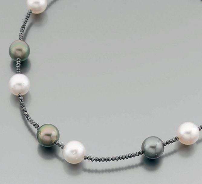 COLLIER composé d'un rang de de perles de diamants noirs facettés alternés de perles de culture grises et blanches (diamètre des perles de culture : de 11,4 à 13 mm