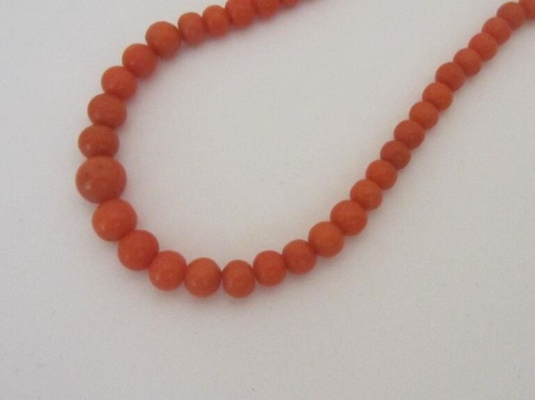 COLLIER composé d'un rang de perles de corai