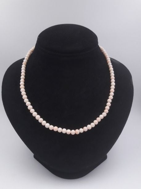 COLLIER composé d'un rang de perles de corail peau d'ang