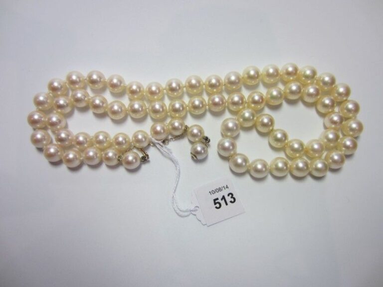 COLLIER composé d'un rang de perles de culture blanche