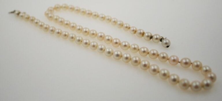 COLLIER composé d'un rang de perles de culture blanche