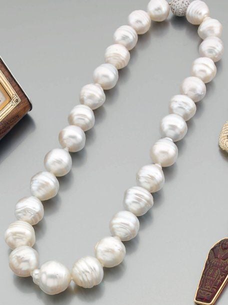 COLLIER composé d'un rang de perles de culture blanche baroques (principalement cerclées) des Mers du Su