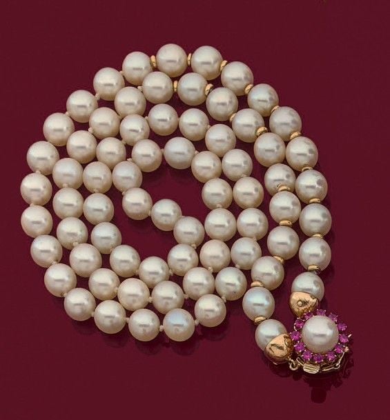 COLLIER composé d'un rang de perles de culture blanches, choke