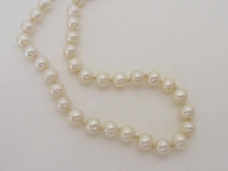 COLLIER composé d'un rang de perles de culture blanches, choke