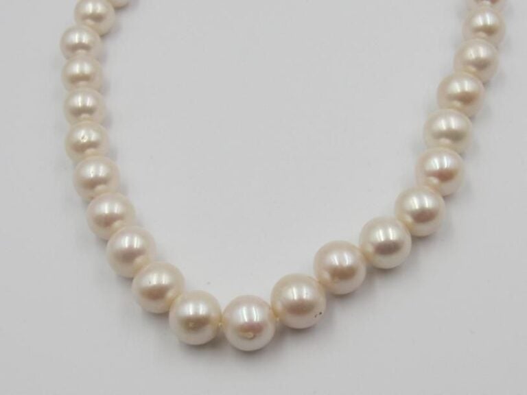 COLLIER composé d'un rang de perles de culture blanches d'eau douce légèrement crème