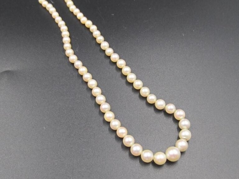 COLLIER composé d'un rang de perles de culture blanches, en chut