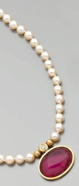 COLLIER composé d'un rang de perles de culture blanches retenant un pendentif de forme ovale en or jaune serti d'une tourmaline rose cabochon surmontée d'un diamant taille brillan