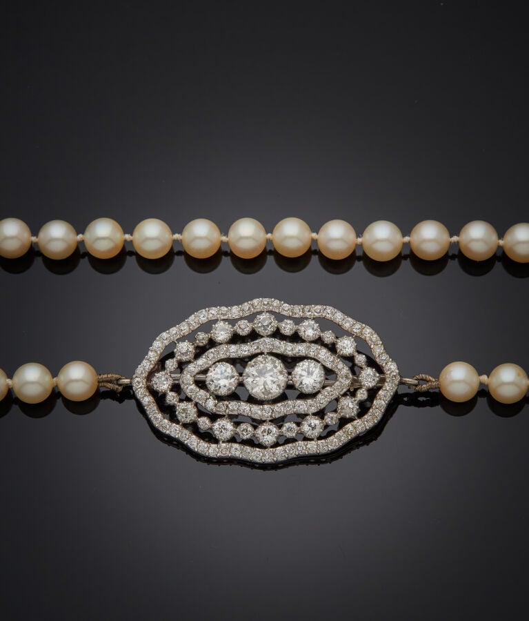 COLLIER composé d'un rang de perles de culture de couleur crème, composé d'une…