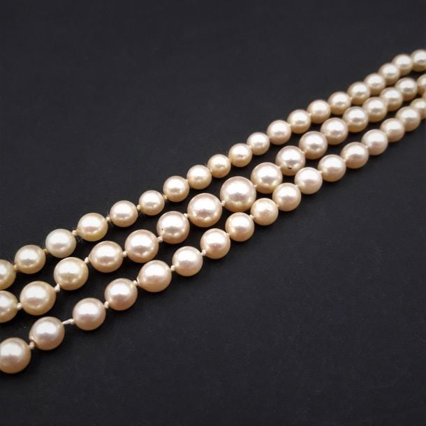 COLLIER composé d'un rang de perles de culture de couleur crème, en chut