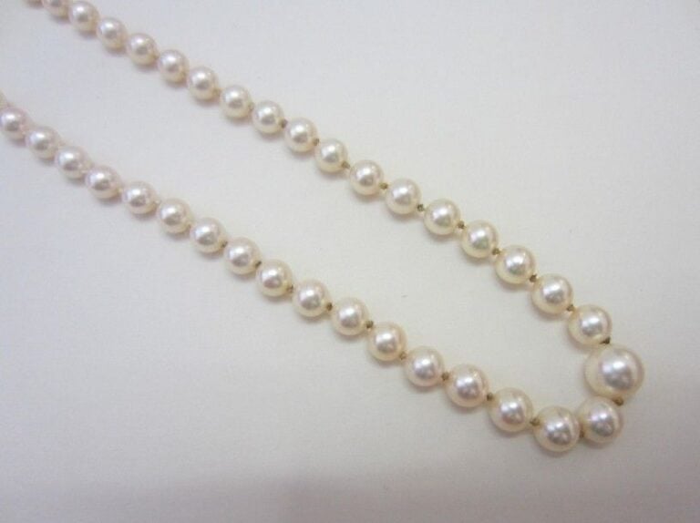 COLLIER composé d'un rang de perles de culture de couleur crème, en chut