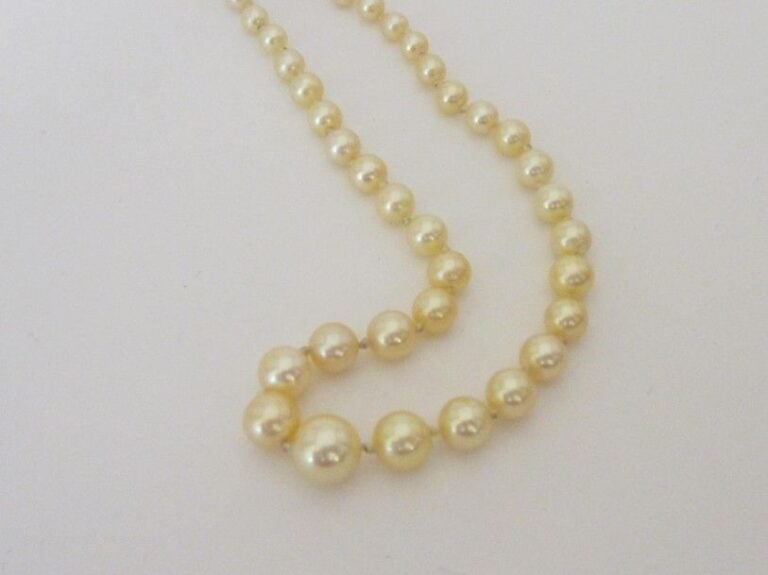 COLLIER composé d'un rang de perles de culture, en chut