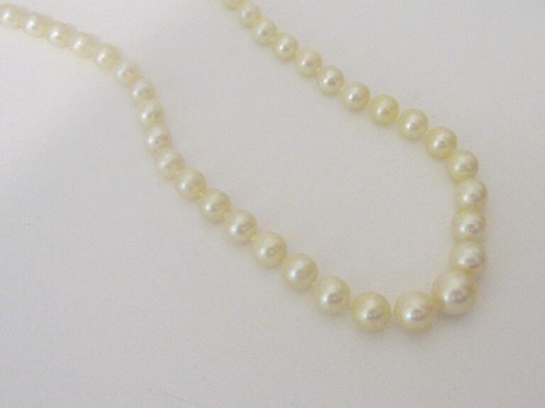 COLLIER composé d'un rang de perles de culture, en chut