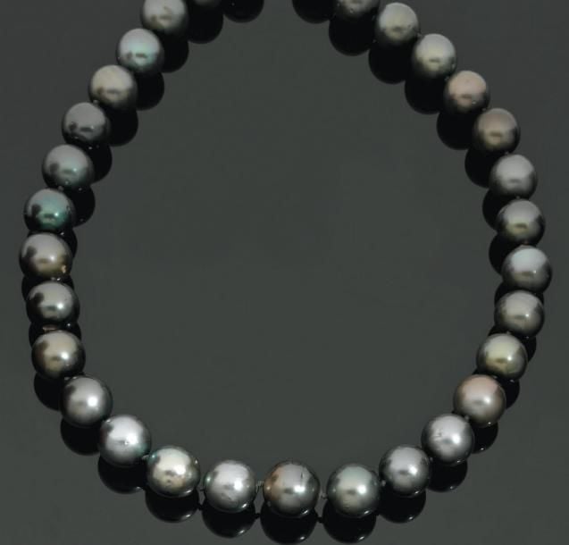 COLLIER composé d'un rang de perles de culture grises de Tahiti, choke