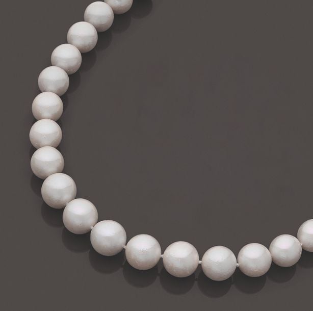 COLLIER composé d'un rang de perles de culture rondes de couleur blanch