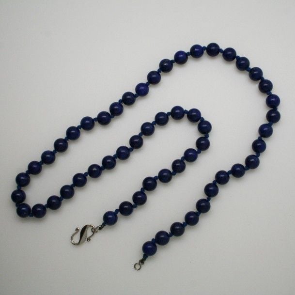 COLLIER composé d'un rang de perles de lapis lazul