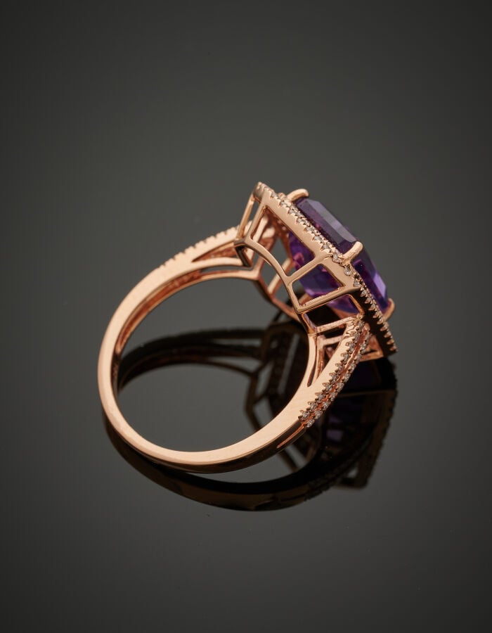COLLIER composé d'un rang de perles de quartz rose retenant un jade de couleur…