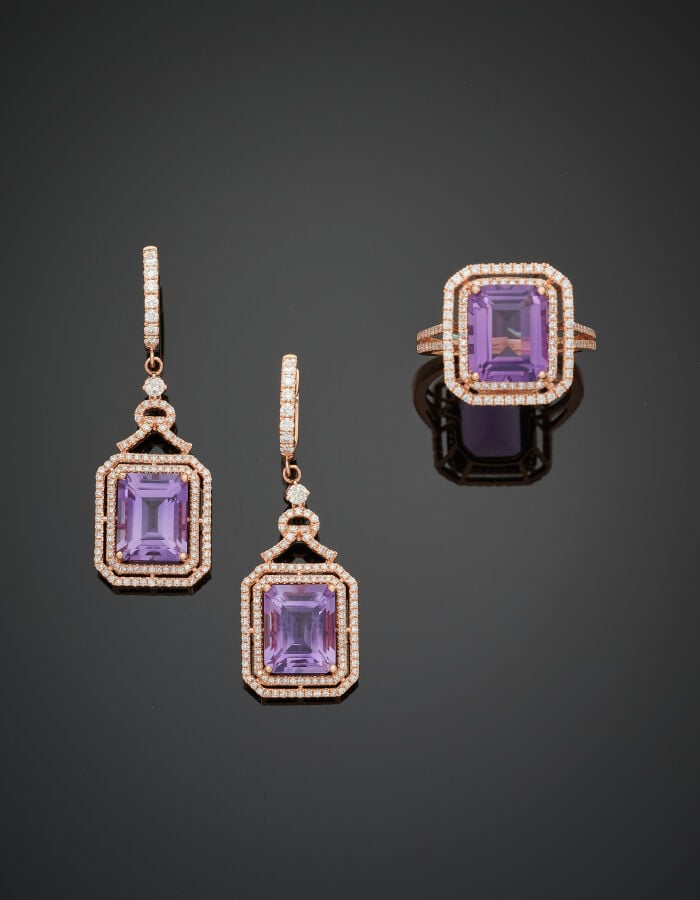 COLLIER composé d'un rang de perles de quartz rose retenant un jade de couleur…