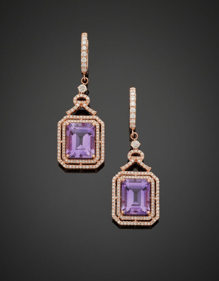 COLLIER composé d'un rang de perles de quartz rose retenant un jade de couleur…