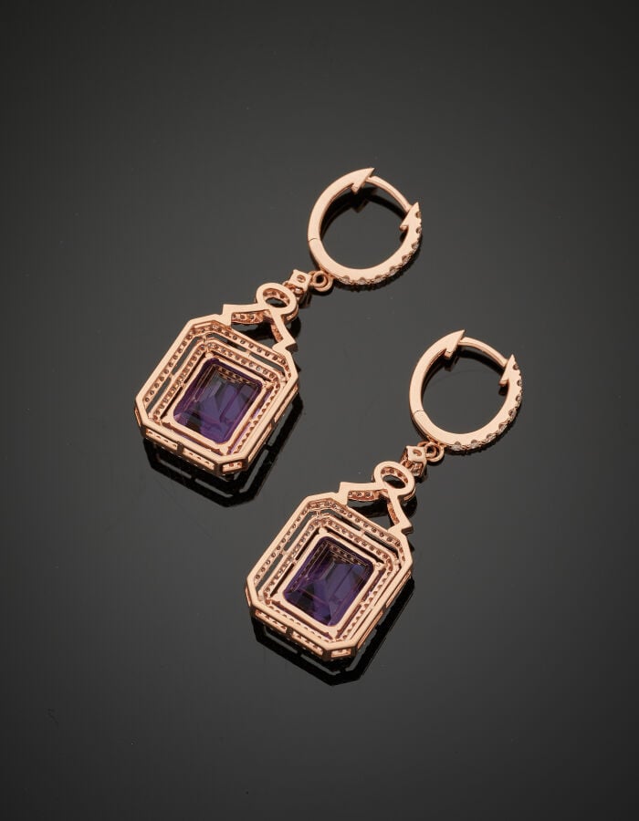 COLLIER composé d'un rang de perles de quartz rose retenant un jade de couleur…
