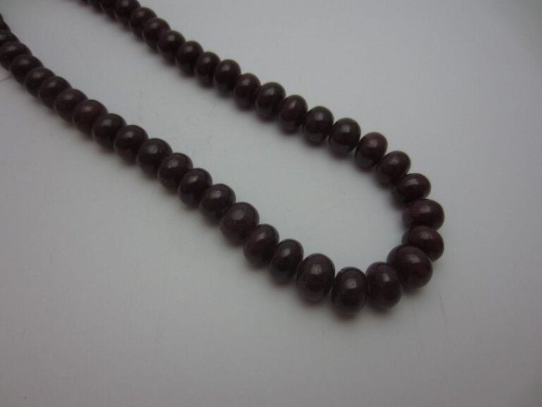 COLLIER composé d'un rang de perles de rubi