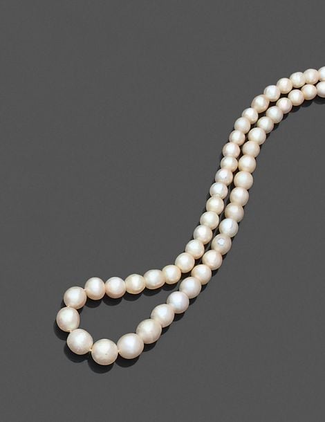 •COLLIER composé d'un rang de perles fines d'eau de mer, en chut